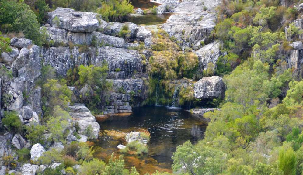 Ein Fluss fließt durch eine felsige Landschaft