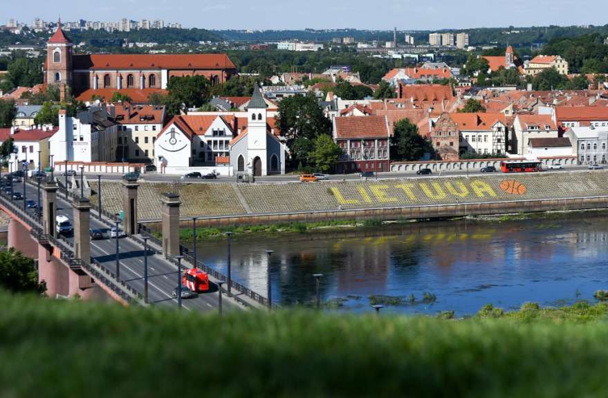 Eine Brücke über einen Fluss mit der Aufschrift litaua darauf