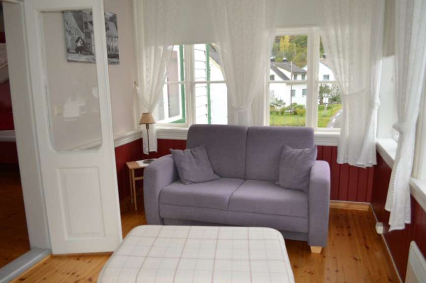 Ein Wohnzimmer mit einem Couchtisch und einem Fenster