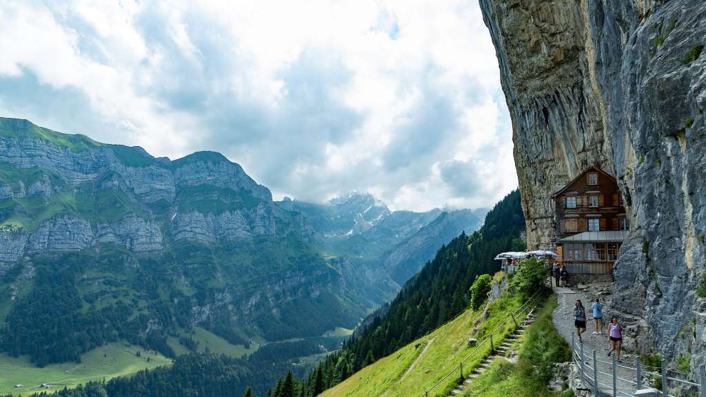 Eine Gruppe von Menschen geht an einem Berghang entlang
