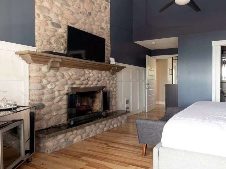 Ein Schlafzimmer mit einem Kamin und einem Fernseher