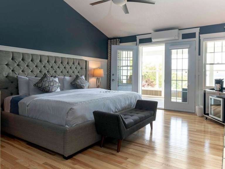 Ein Schlafzimmer mit einem Kingsize-Bett und einer Bank