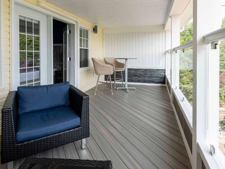 Ein Balkon mit einem Stuhl und einem Tisch darauf