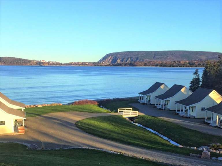 Eine Reihe von Häusern an einem Strand mit Blick auf den Ozean