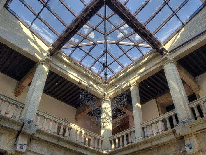 Ein Gebäude mit einem Glasdach und einem Kronleuchter