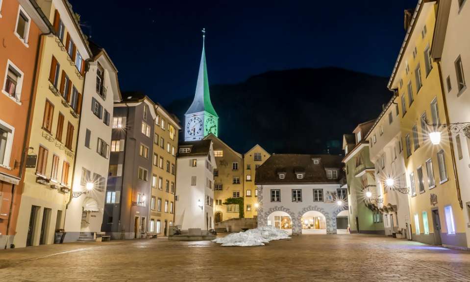 Ein kleines Gebäude mit einem Uhrturm darauf