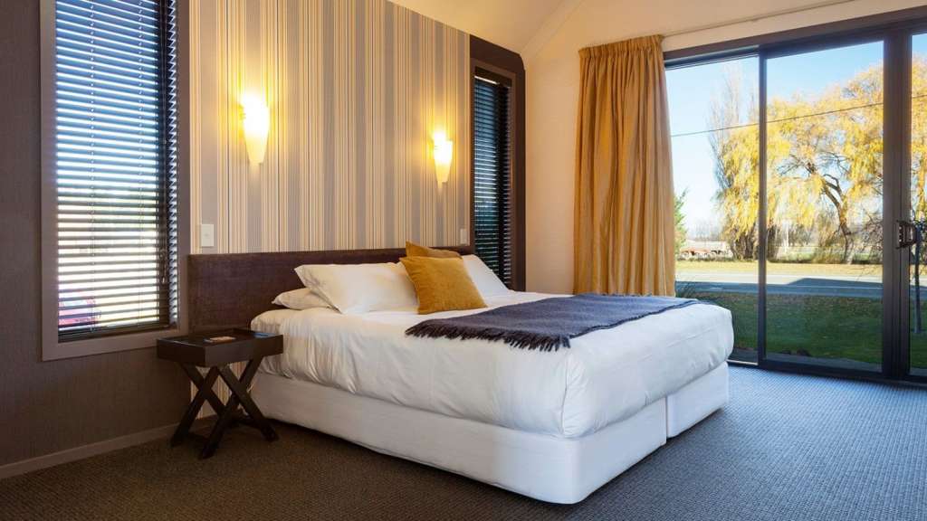 Ein Schlafzimmer mit einem Bett und einer Schiebetür