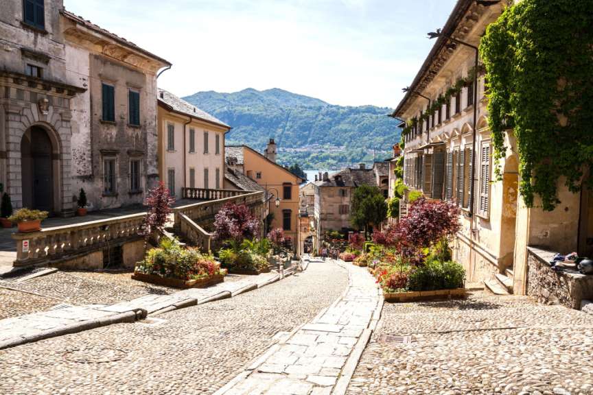 Eine sehr steile Straße in einem kleinen italienischen Dorf