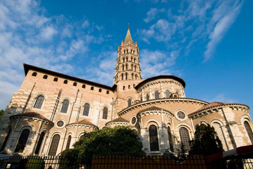 Eine sehr große Kirche mit einem Turm darauf