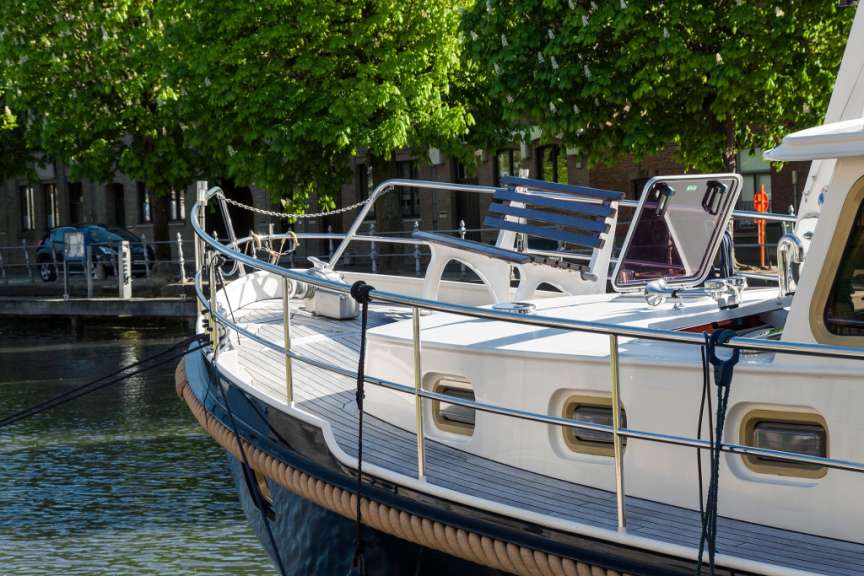 Ein blau-weißes Boot mit einer Bank darauf