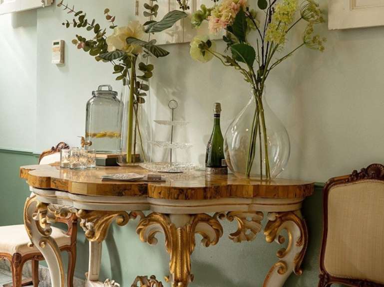 Eine Flasche Champagner steht auf einem Tisch neben einer Vase mit Blumen