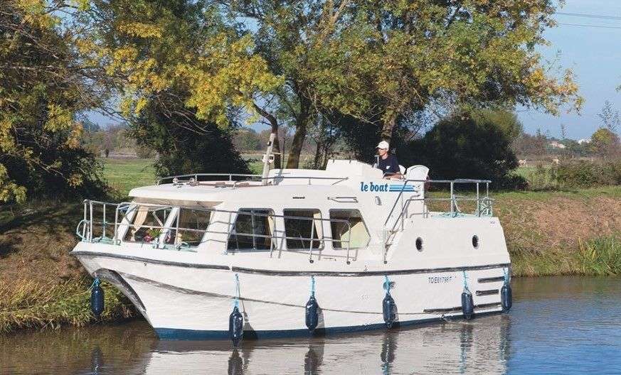 Ein weißes Boot mit der Aufschrift le boat auf der Seite