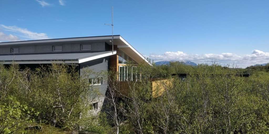 Ein Haus mit einer Antenne auf dem Dach sitzt mitten in einem Wald
