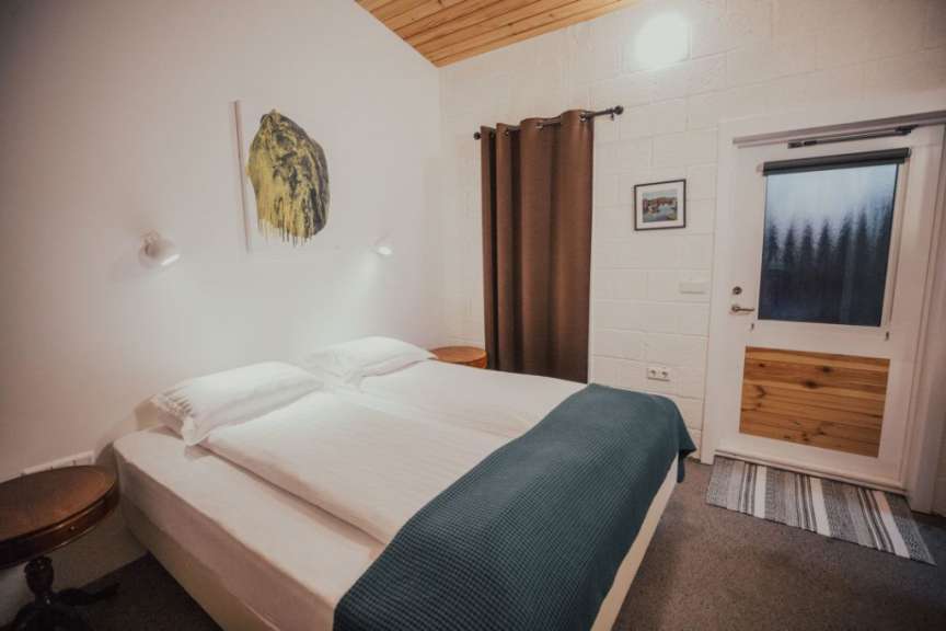 Ein Schlafzimmer mit einem Bett und einer Tür