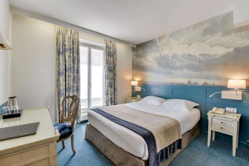 Ein Hotelzimmer mit einem Bett und einem Schreibtisch