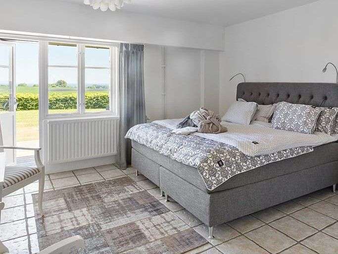 Ein Schlafzimmer mit einem Bett und einem Fenster