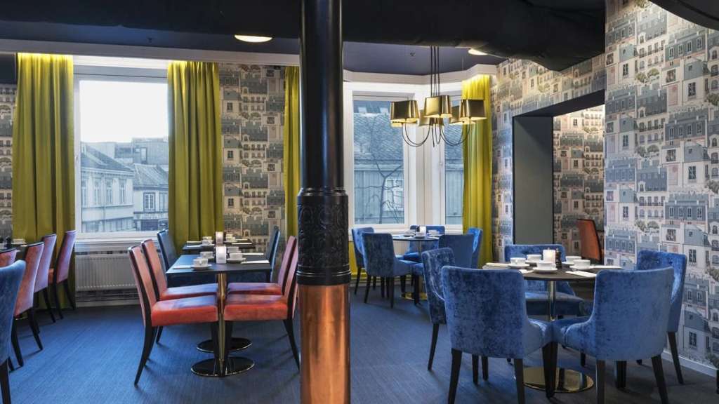 Eine Reihe von Tischen und Stühlen in einem Restaurant