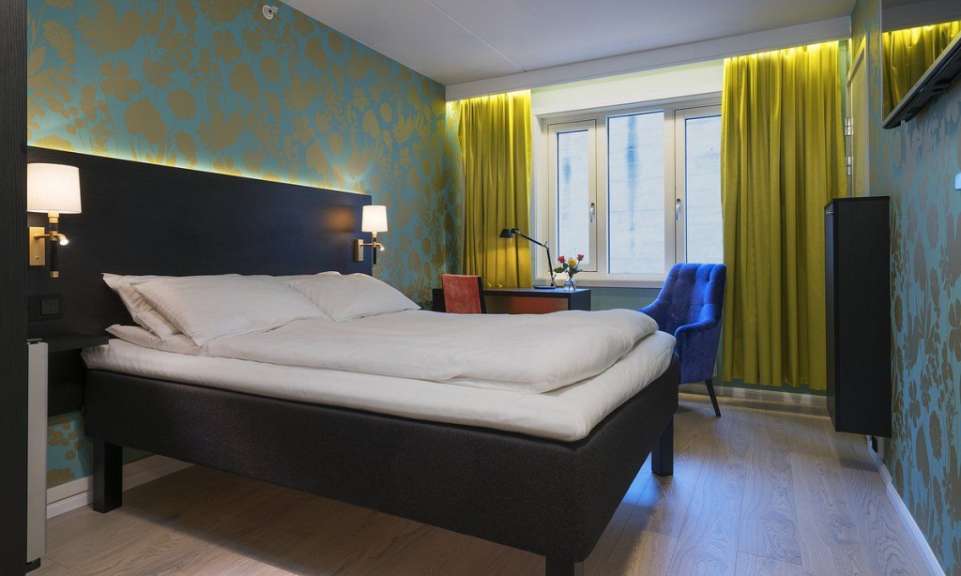 Ein Hotelzimmer mit einem Bett und einem Stuhl