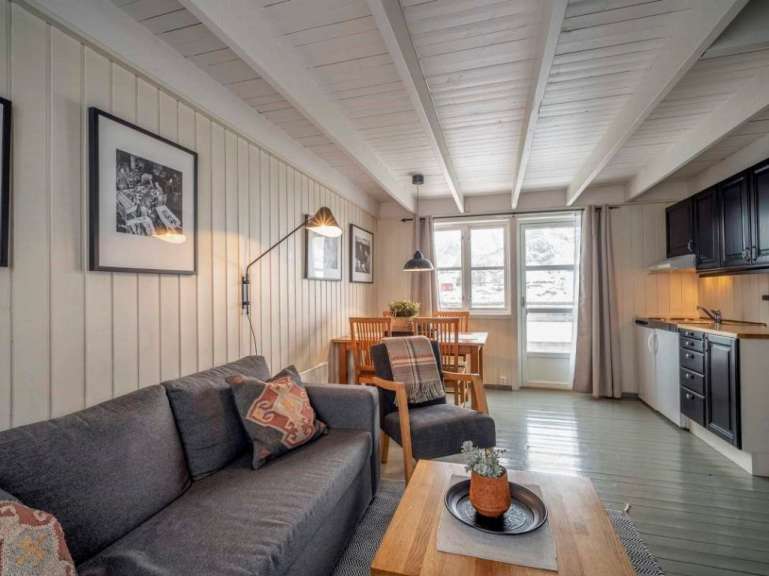 Ein Wohnzimmer mit einer Couch und einem Tisch