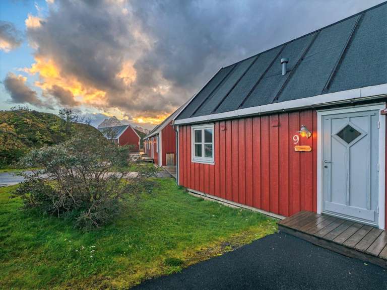 Ein rotes Haus mit der Nummer 9 darauf