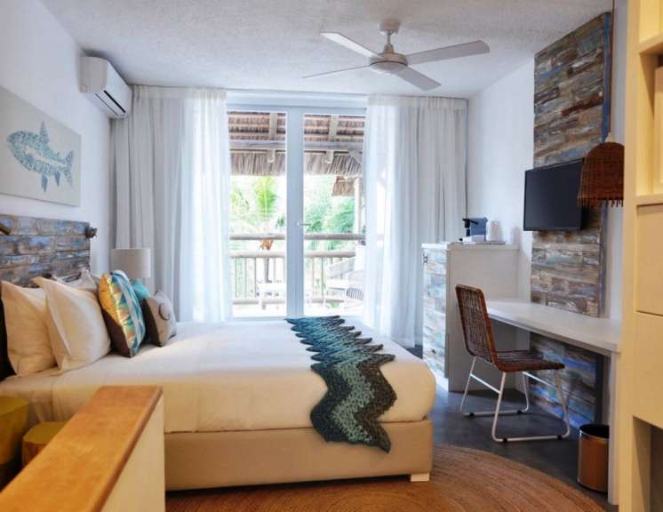 Ein Schlafzimmer mit einem Bett und einem Fernseher