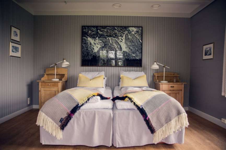 Ein Schlafzimmer mit zwei Betten und einem Gemälde an der Wand