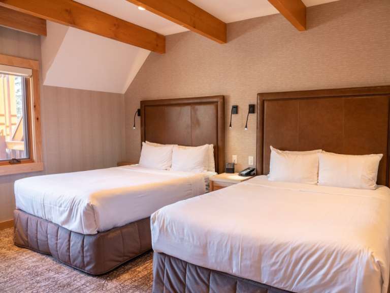 Ein Hotelzimmer mit zwei Betten und einem Nachttisch
