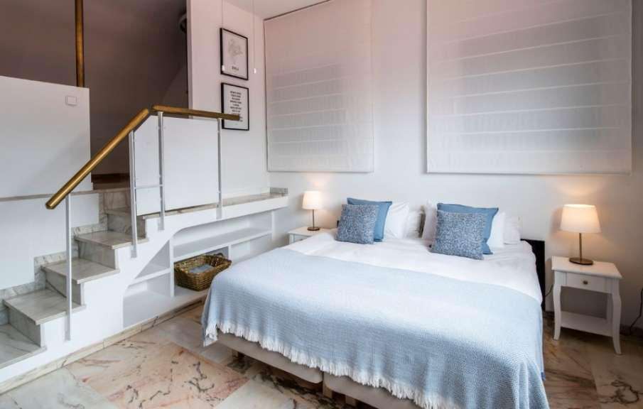 Ein Schlafzimmer mit einem Bett und einer Treppe