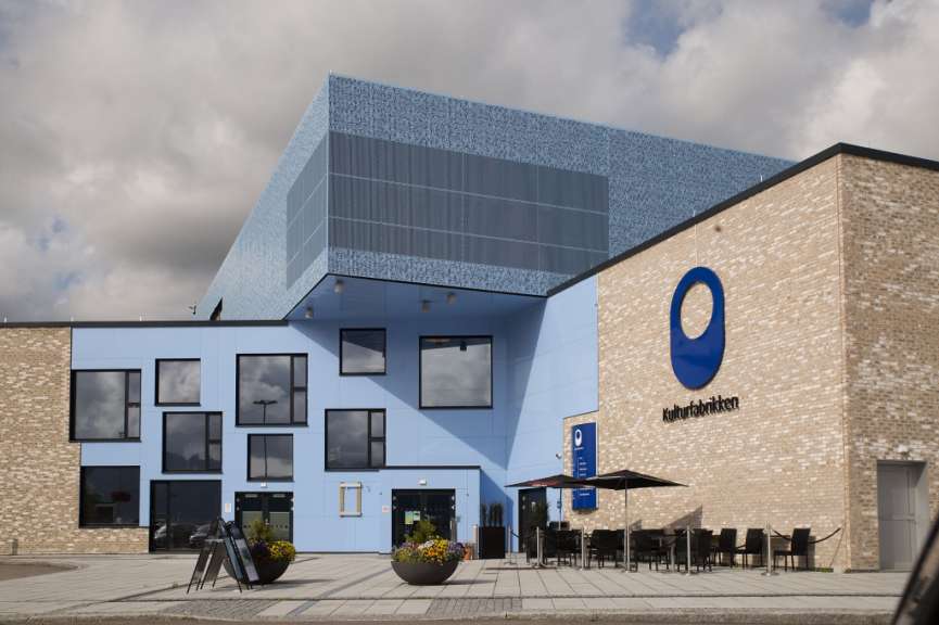 Ein großes blaues Gebäude mit einem großen blauen Kreis darauf