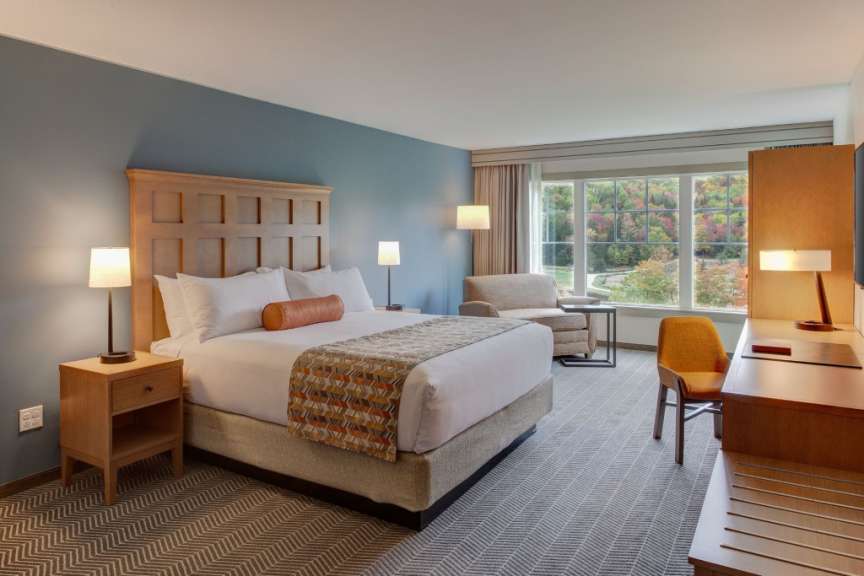 Ein Hotelzimmer mit einem Bett und einem Stuhl