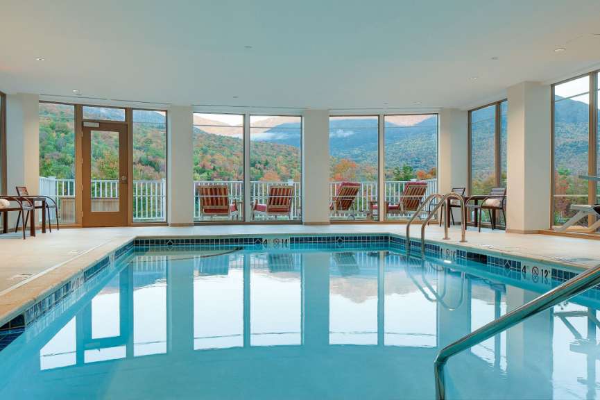 Ein großer Swimmingpool in einem Hotel mit Blick auf die Berge