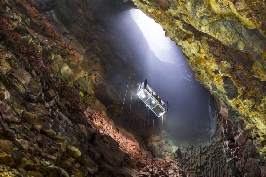 Eine Höhle mit einem Licht, das aus der Decke kommt