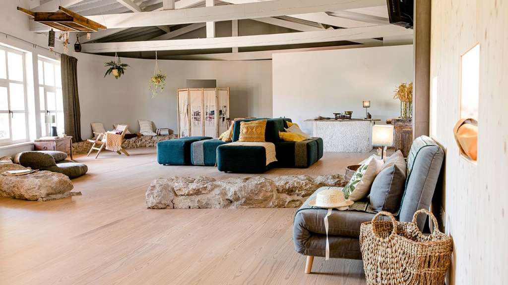 Ein Wohnzimmer mit vielen Möbeln und einem Tisch