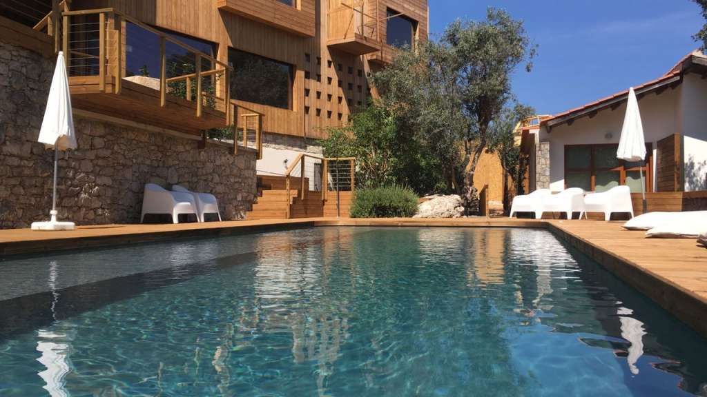 Ein großer Swimmingpool in der Nähe eines Gebäudes