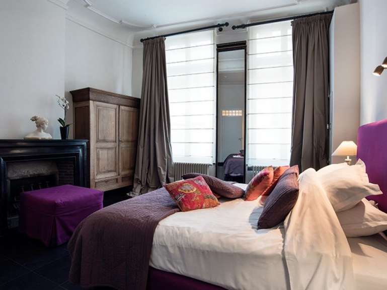 Ein Schlafzimmer mit einem Bett und einem Kamin
