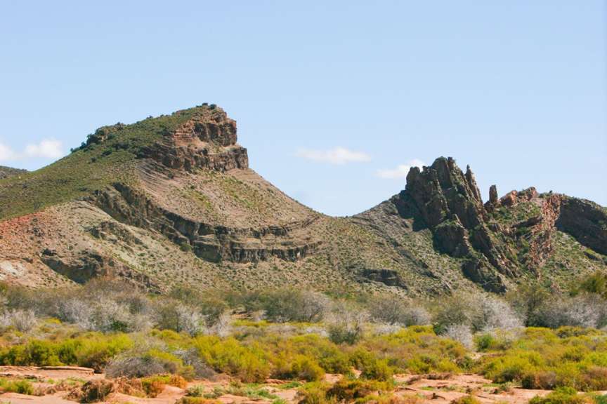 Ein Berg mit einem blauen Himmel dahinter