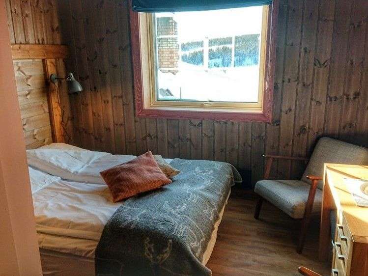 Ein Schlafzimmer mit einem Bett und einem Stuhl