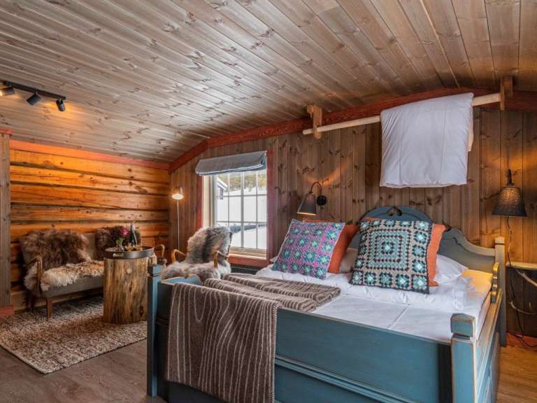 Ein Schlafzimmer mit einem Bett und einem Stuhl