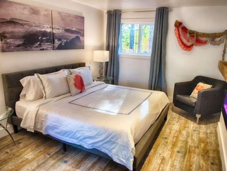 Ein Schlafzimmer mit einem Bett und einem Stuhl