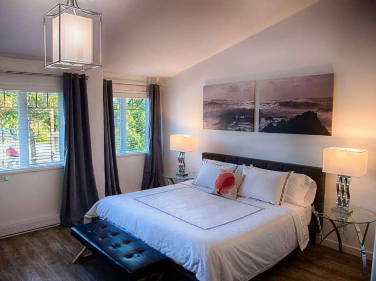 Ein Schlafzimmer mit einem Bett und zwei Lampen