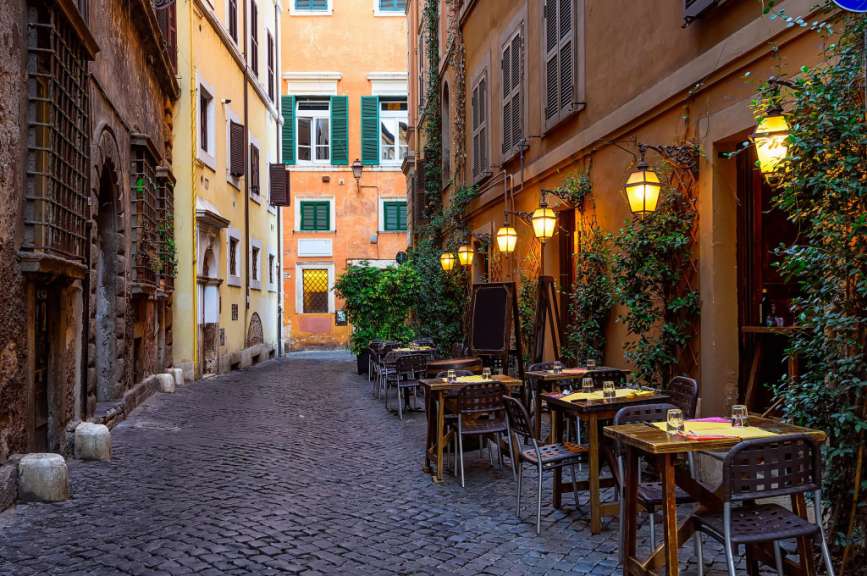 Eine schmale Straße mit einem Restaurant in der Mitte