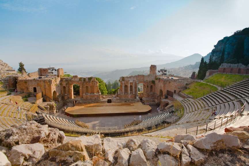 Ein antikes Theater mit Blick auf die Berge