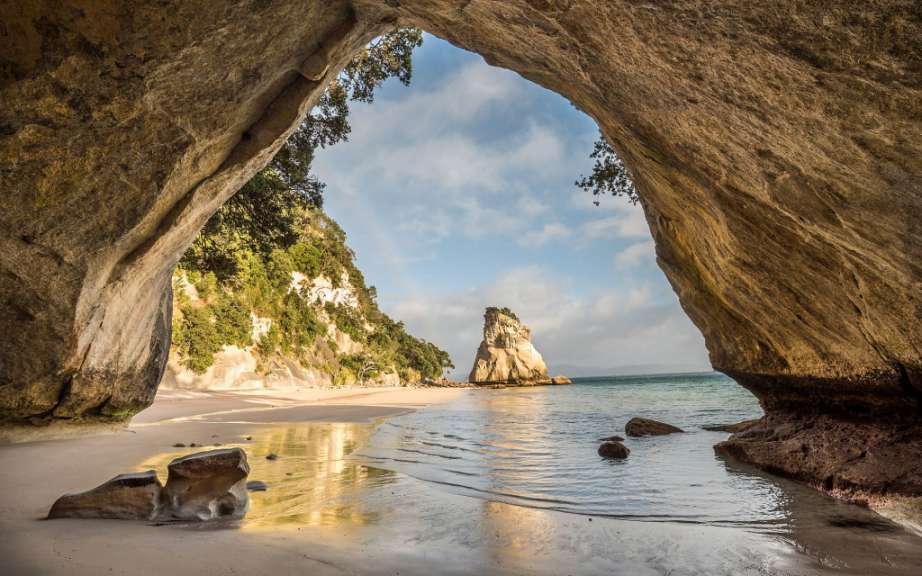 Ein Blick auf einen Strand aus einer Höhle