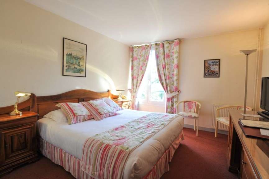 Ein Hotelzimmer mit einem Bett und einem Stuhl