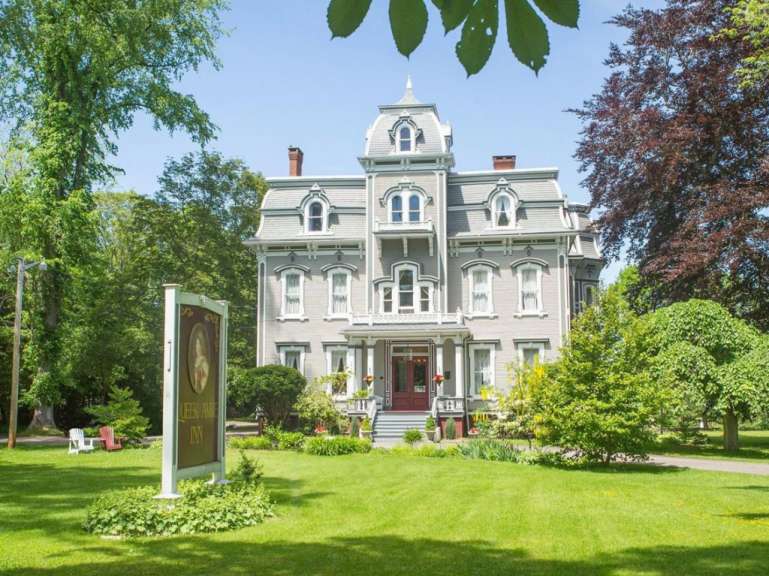 Ein großes Haus mit einem Schild davor, das sagt ‚ stevens house ‘