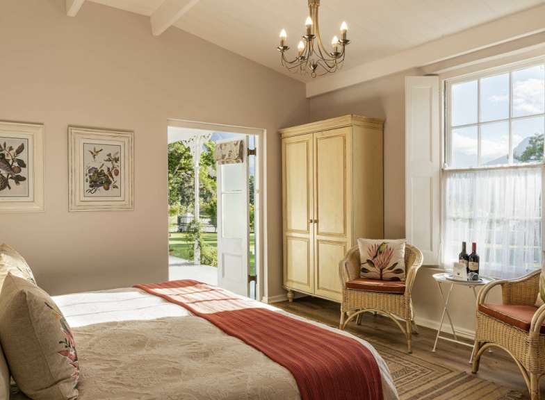 Ein Schlafzimmer mit einem Bett und einem Stuhl