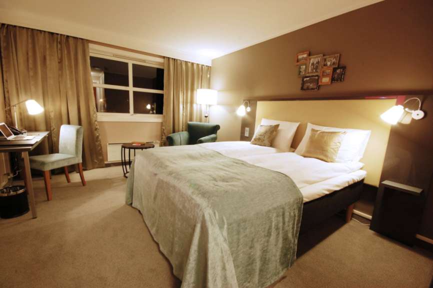 Ein Hotelzimmer mit einem Bett und einem Stuhl