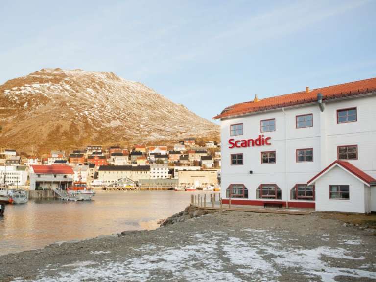Ein weißes Gebäude mit der Aufschrift scandic darauf
