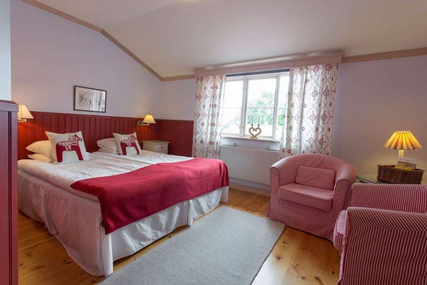 Ein Schlafzimmer mit einem Bett und einem Stuhl