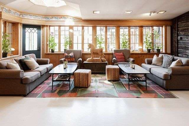 Ein Wohnzimmer mit vielen Couchen und Stühlen